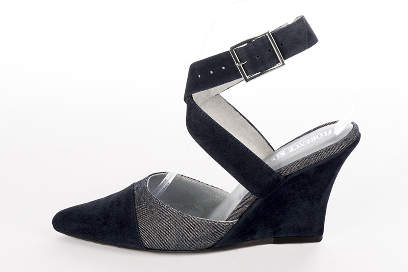 Navy blue women's open back shoes, with crossed straps. Tapered toe. High wedge heels. Profile view - Florence KOOIJMAN